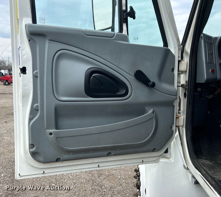 image for item EG1361 2002 International  4300 SBA shingle conveyor truck