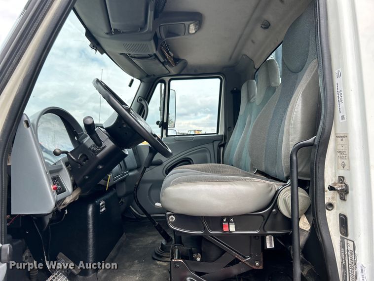 image for item EG1361 2002 International  4300 SBA shingle conveyor truck