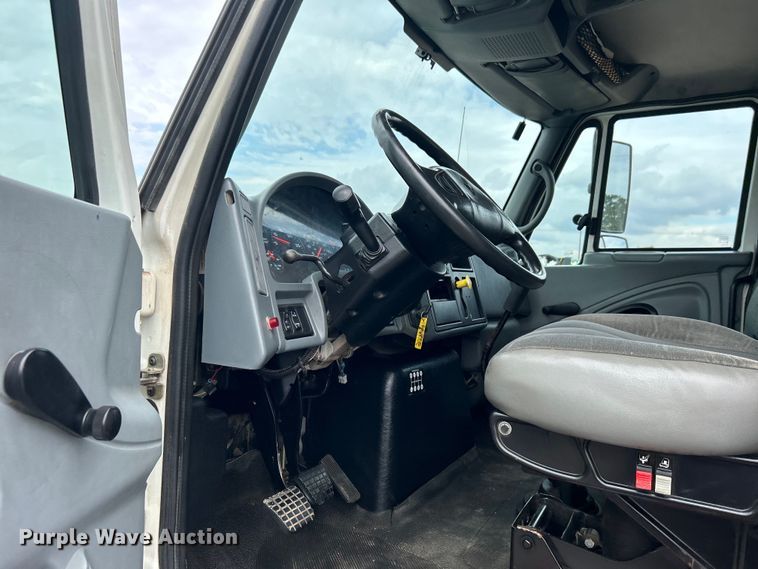 image for item EG1361 2002 International  4300 SBA shingle conveyor truck