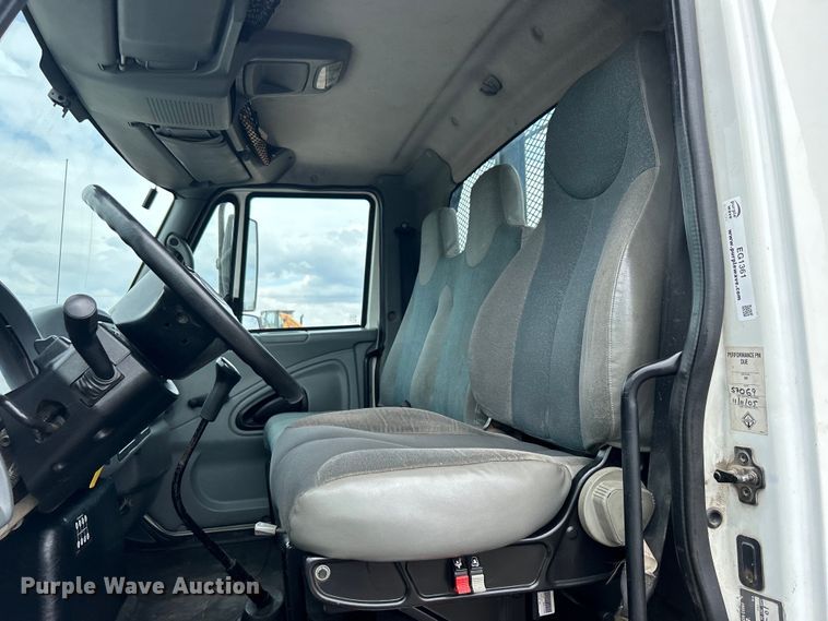 image for item EG1361 2002 International  4300 SBA shingle conveyor truck