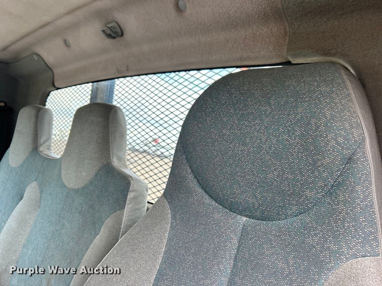 image for item EG1361 2002 International  4300 SBA shingle conveyor truck