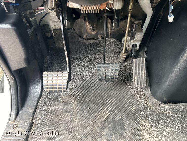 image for item EG1361 2002 International  4300 SBA shingle conveyor truck