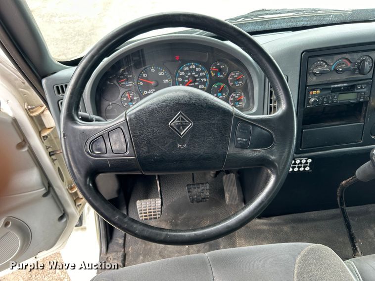 image for item EG1361 2002 International  4300 SBA shingle conveyor truck