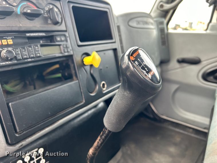 image for item EG1361 2002 International  4300 SBA shingle conveyor truck