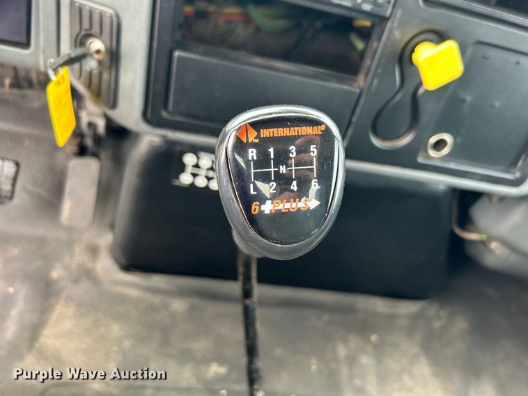 image for item EG1361 2002 International  4300 SBA shingle conveyor truck