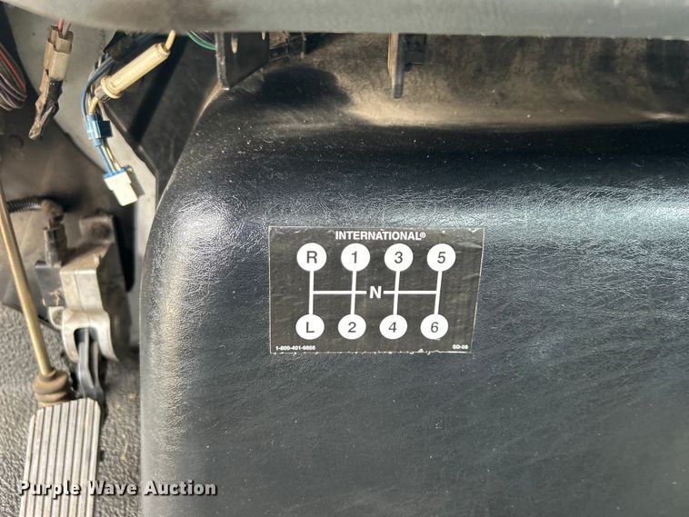 image for item EG1361 2002 International  4300 SBA shingle conveyor truck