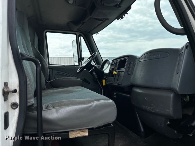 image for item EG1361 2002 International  4300 SBA shingle conveyor truck