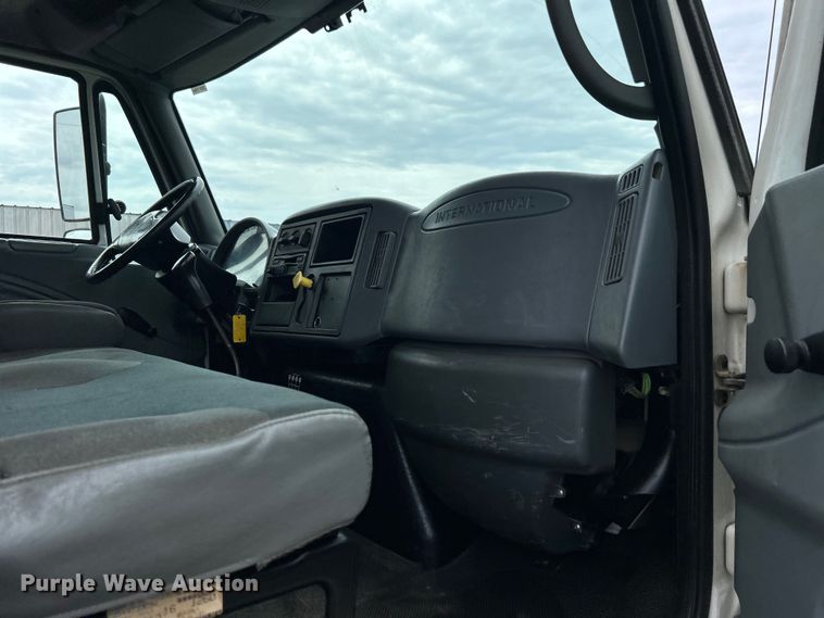 image for item EG1361 2002 International  4300 SBA shingle conveyor truck