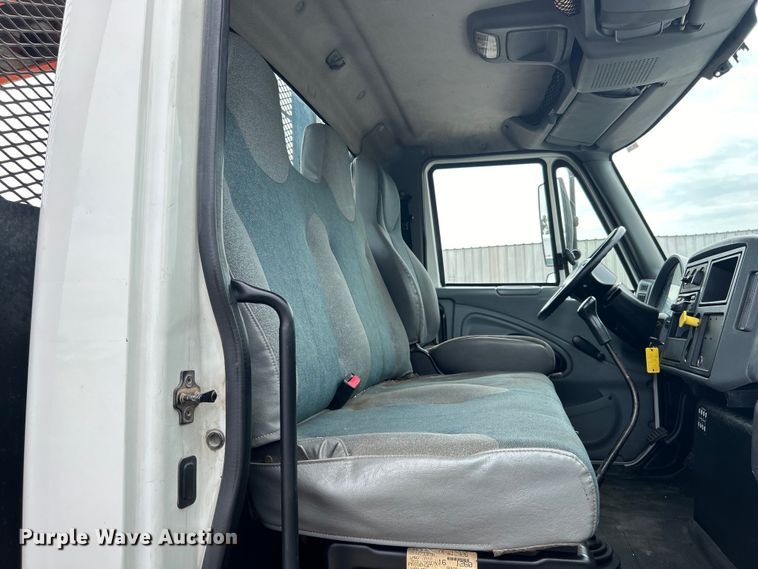 image for item EG1361 2002 International  4300 SBA shingle conveyor truck