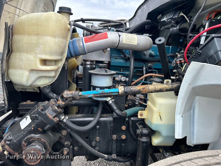 image for item EG1361 2002 International  4300 SBA shingle conveyor truck