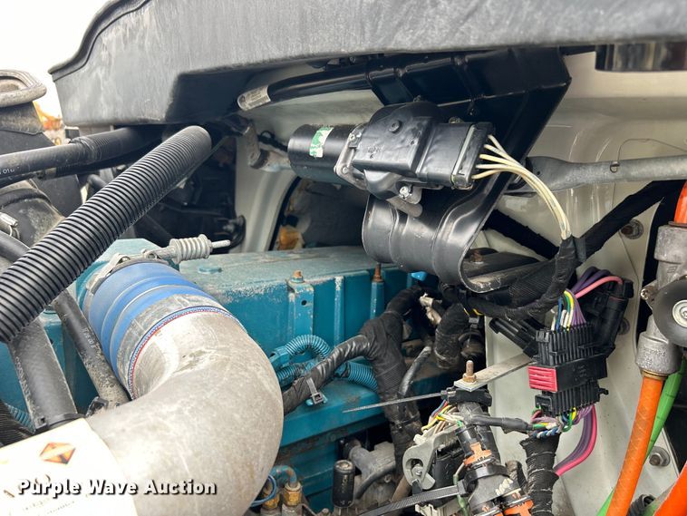 image for item EG1361 2002 International  4300 SBA shingle conveyor truck