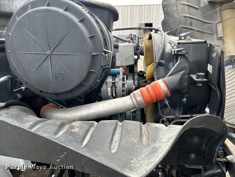 image for item EG1361 2002 International  4300 SBA shingle conveyor truck