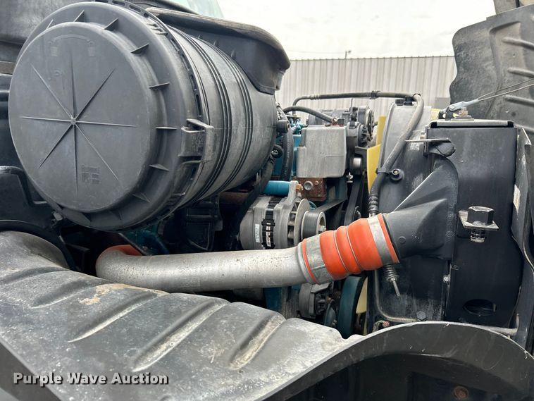 image for item EG1361 2002 International  4300 SBA shingle conveyor truck