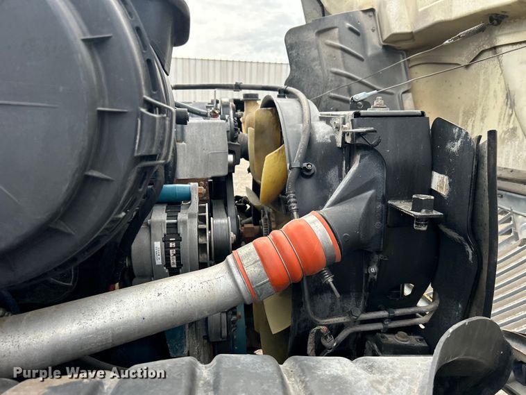 image for item EG1361 2002 International  4300 SBA shingle conveyor truck