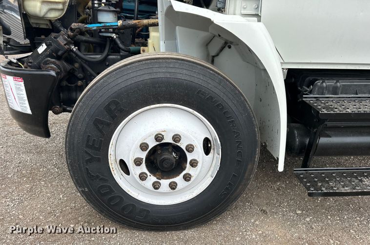 image for item EG1361 2002 International  4300 SBA shingle conveyor truck