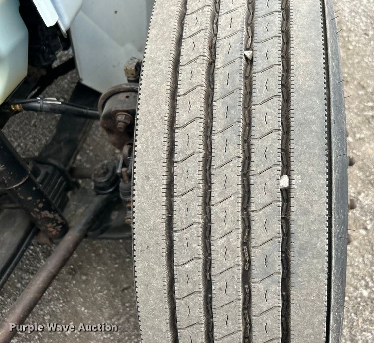 image for item EG1361 2002 International  4300 SBA shingle conveyor truck