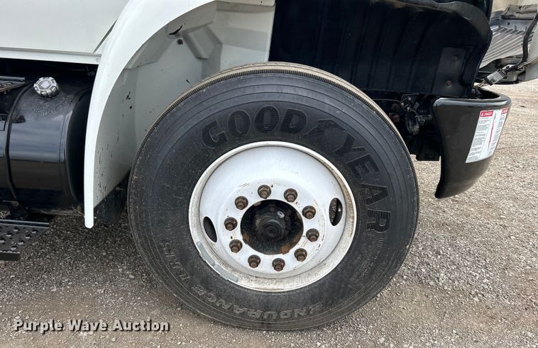 image for item EG1361 2002 International  4300 SBA shingle conveyor truck