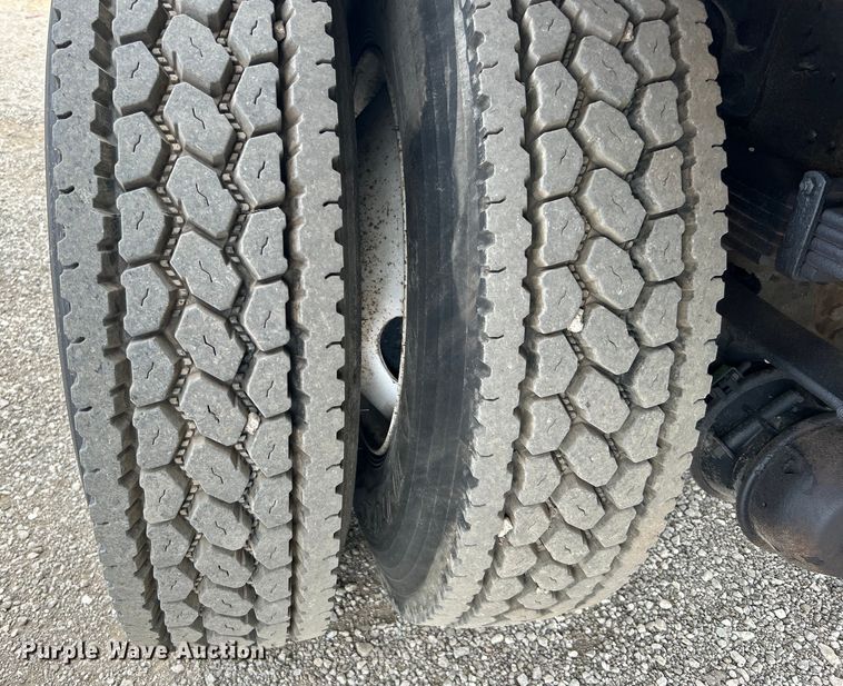 image for item EG1361 2002 International  4300 SBA shingle conveyor truck