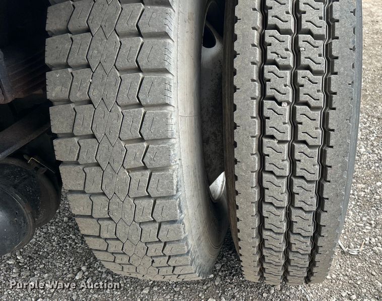 image for item EG1361 2002 International  4300 SBA shingle conveyor truck