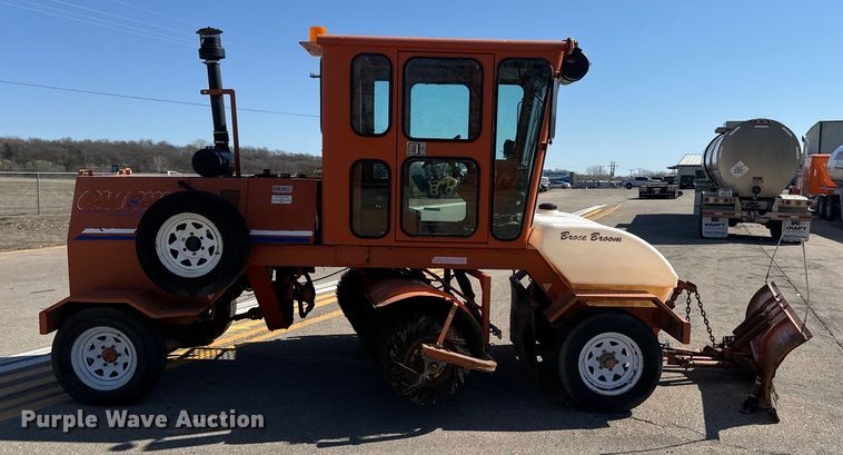 image for item EH5337 2014 Broce KR350 broom