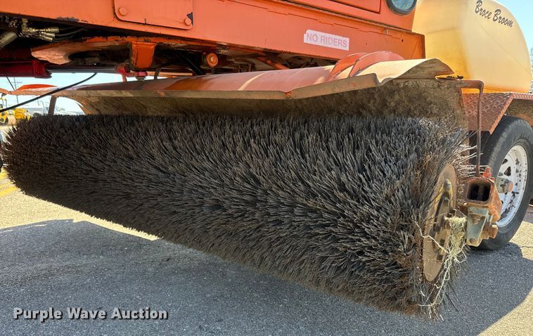 image for item EH5337 2014 Broce KR350 broom