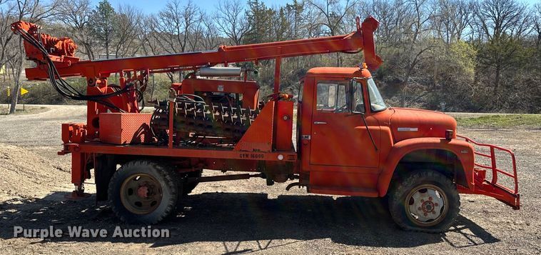 image for item EH5340 1973 International  Loadstar 1600 drilling rig truck