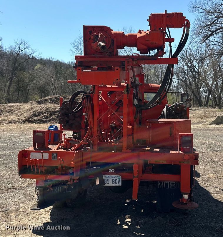 image for item EH5340 1973 International  Loadstar 1600 drilling rig truck