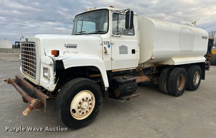 image for item EH6609 1993 Ford L8000 water truck