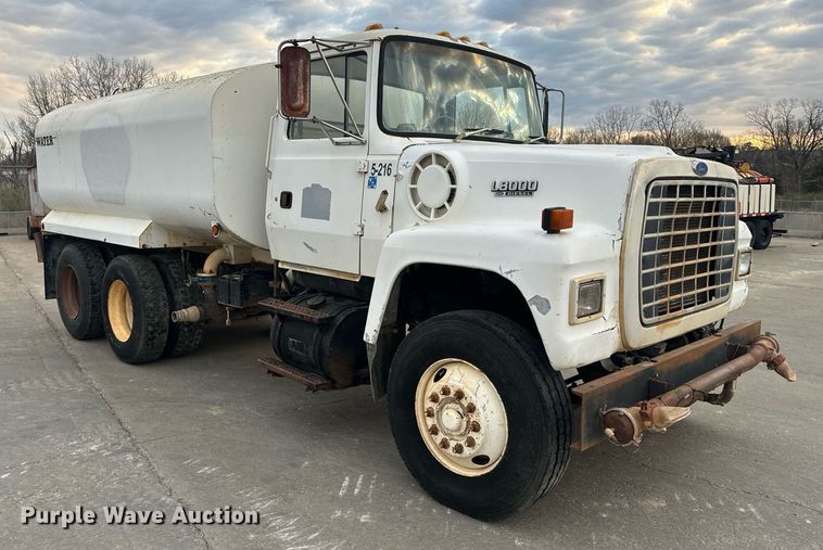 image for item EH6609 1993 Ford L8000 water truck