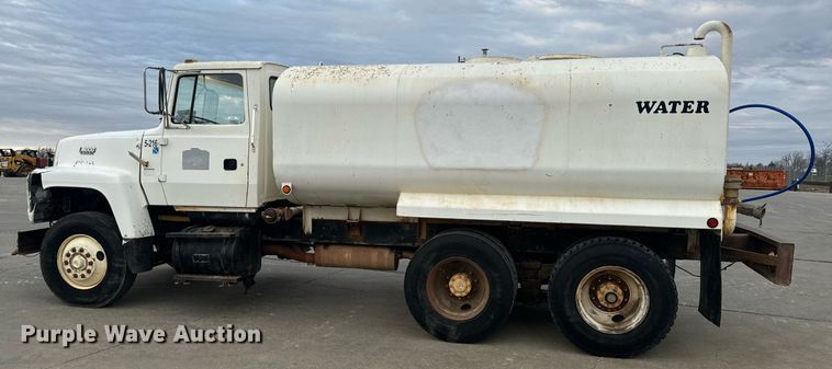 image for item EH6609 1993 Ford L8000 water truck
