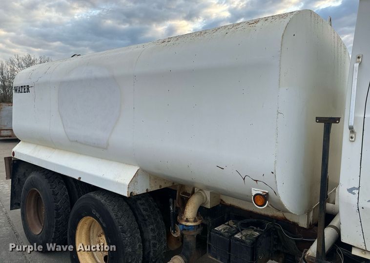 image for item EH6609 1993 Ford L8000 water truck