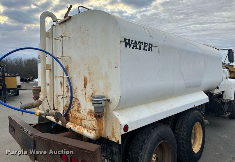 image for item EH6609 1993 Ford L8000 water truck