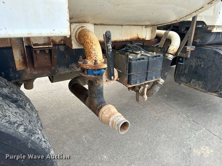 image for item EH6609 1993 Ford L8000 water truck