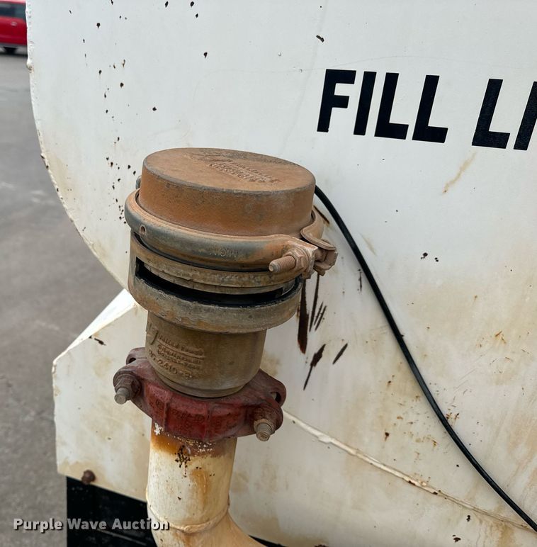 image for item EH6609 1993 Ford L8000 water truck