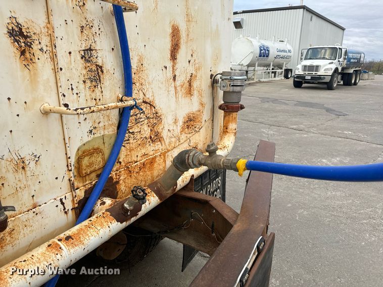 image for item EH6609 1993 Ford L8000 water truck