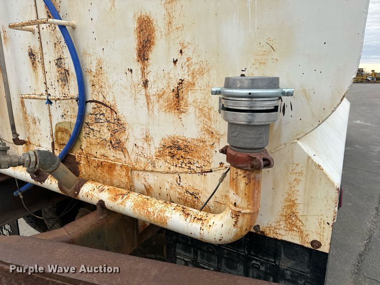 image for item EH6609 1993 Ford L8000 water truck