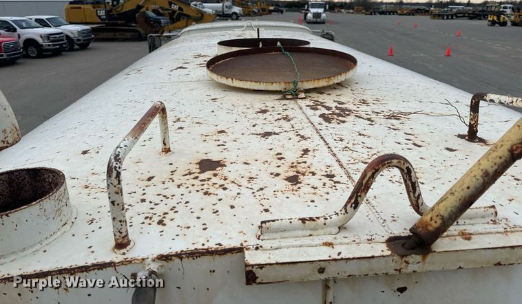 image for item EH6609 1993 Ford L8000 water truck