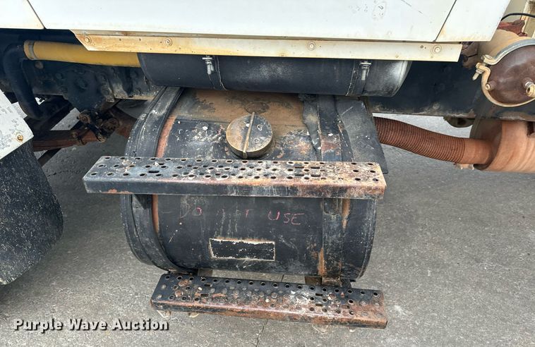 image for item EH6609 1993 Ford L8000 water truck