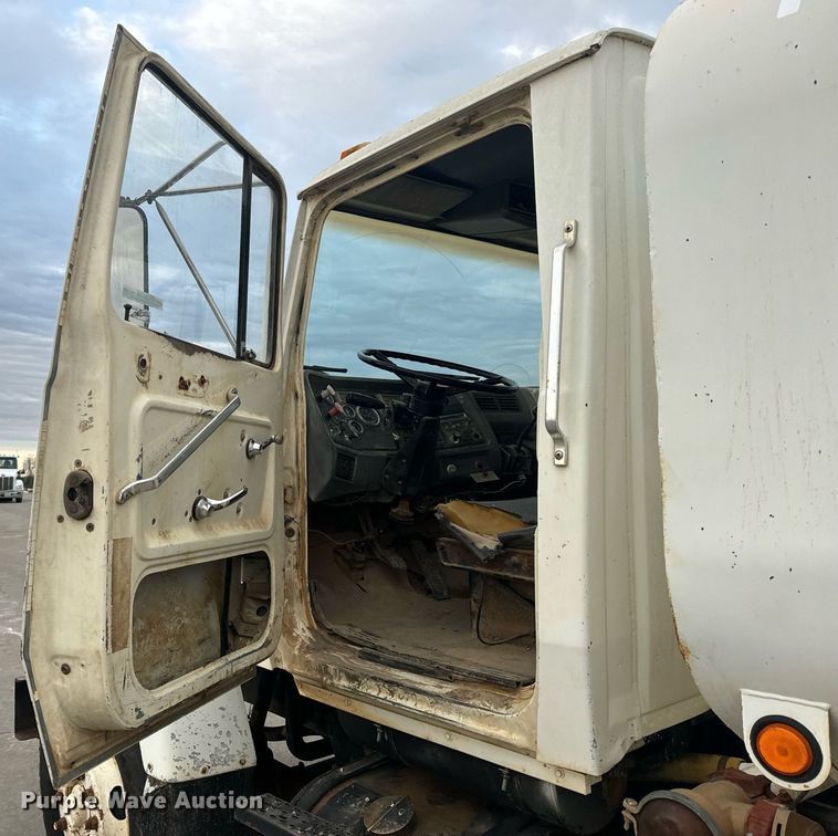 image for item EH6609 1993 Ford L8000 water truck