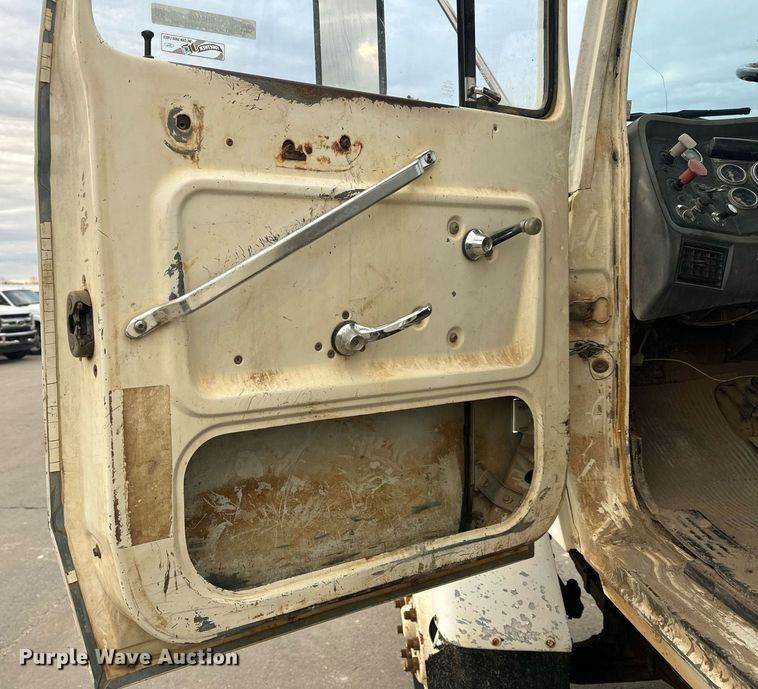 image for item EH6609 1993 Ford L8000 water truck