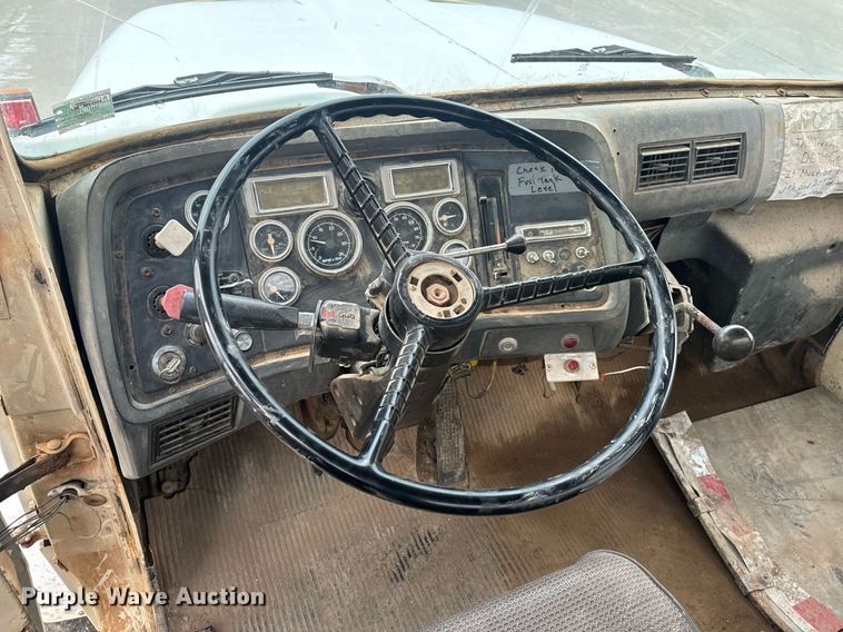 image for item EH6609 1993 Ford L8000 water truck