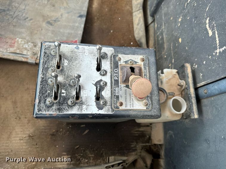 image for item EH6609 1993 Ford L8000 water truck