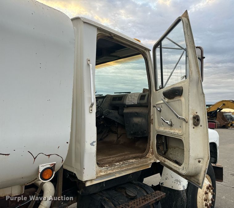 image for item EH6609 1993 Ford L8000 water truck