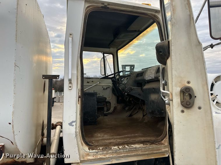image for item EH6609 1993 Ford L8000 water truck