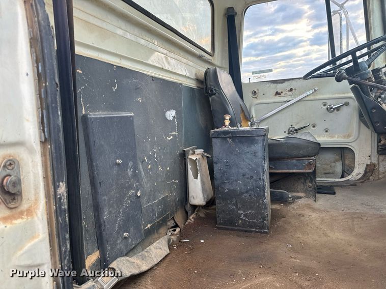 image for item EH6609 1993 Ford L8000 water truck