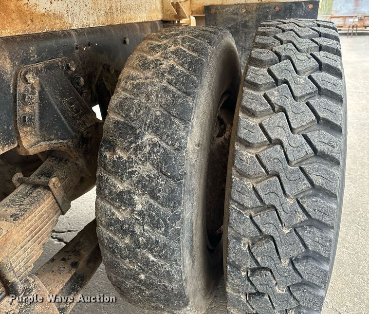 image for item EH6609 1993 Ford L8000 water truck