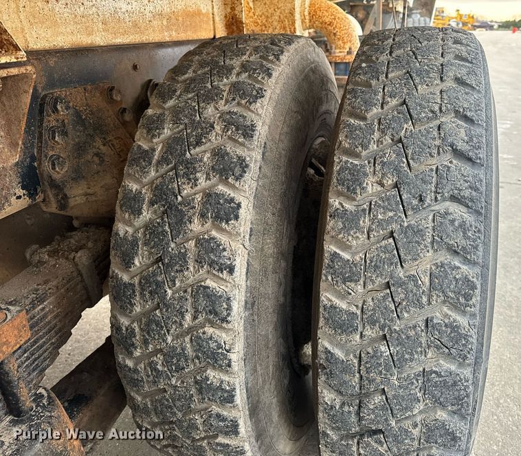 image for item EH6609 1993 Ford L8000 water truck