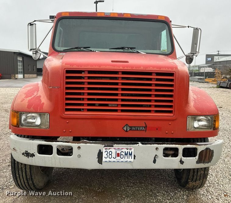 image for item EH6641 1999 International 4900 roll-off container truck