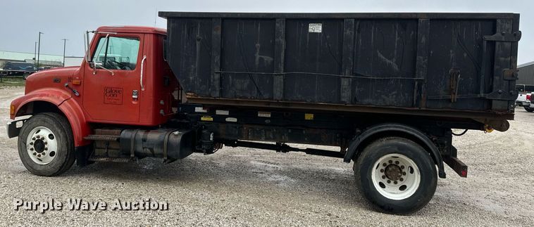 image for item EH6641 1999 International 4900 roll-off container truck