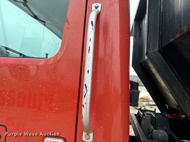 image for item EH6641 1999 International 4900 roll-off container truck